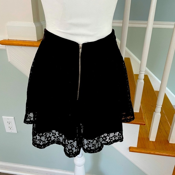 Cute little black lace skirt - Picture 2 of 3